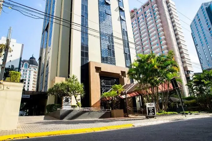 Flat recém reformado com piscina, sauna e academia